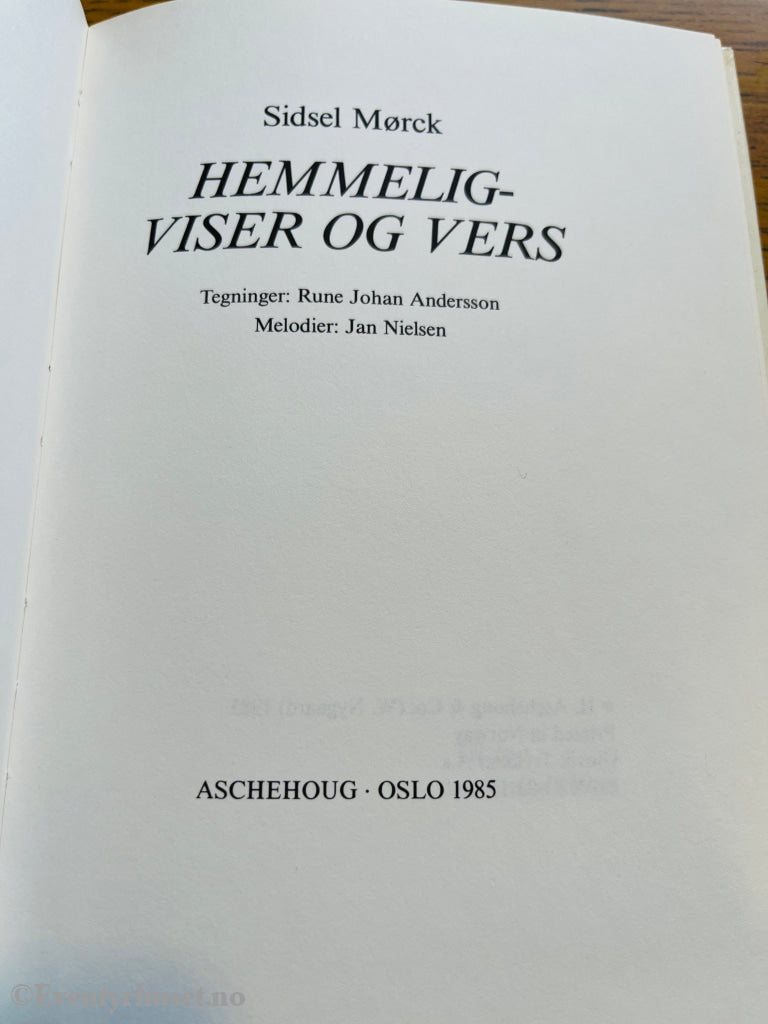 Sidsel Mørck. 1984. Hemmeligviser og vers. Bok.