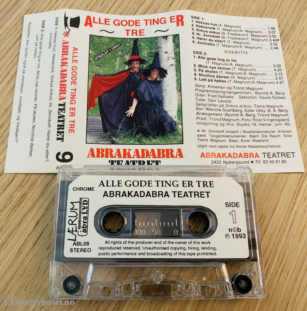 Signert! Abrakadabra Teateret - Alle Gode Ting Er Tre. 1993. Kassett. Kassett (Mc)