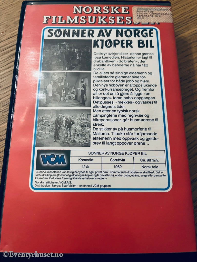 Sønner Av Norge Kjøper Bil. 1962. (Norske Klassikere). Vhs Big Box. Box