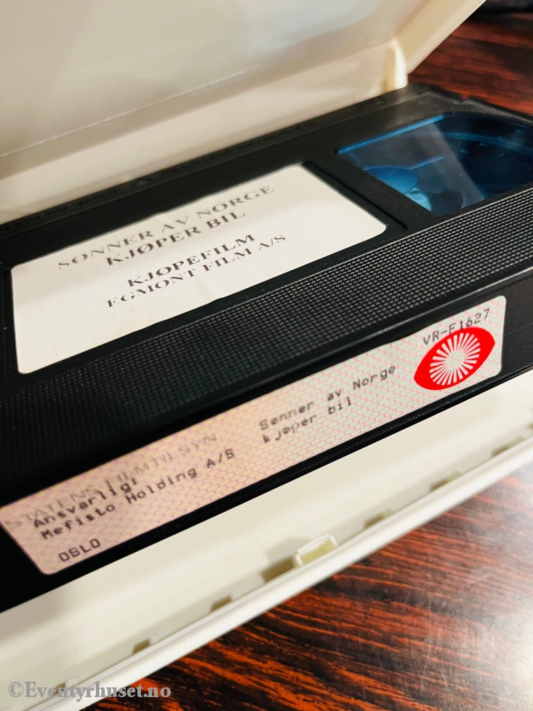 Sønner Av Norge Kjøper Bil (Norske Klassikere). 1962. Vhs. Vhs