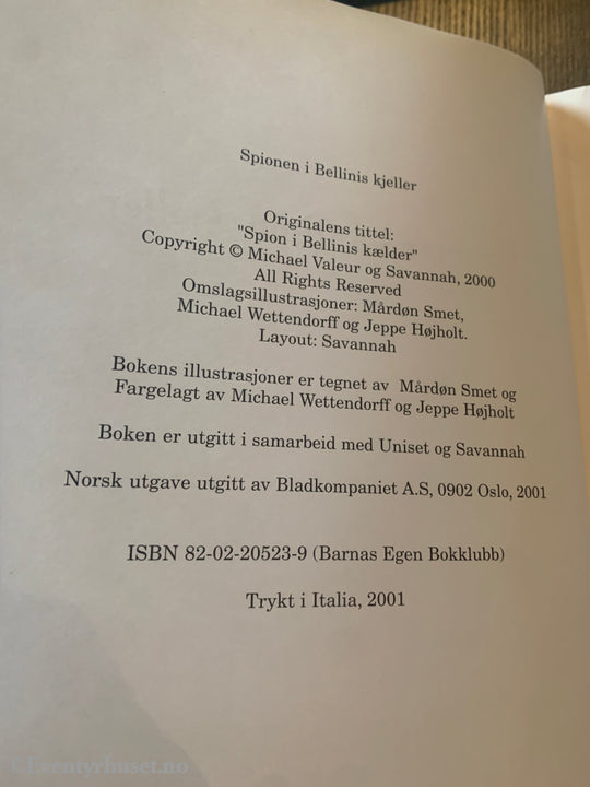 Spionen i Bellinis kjeller. 2001. Bok med CD. Fortelling