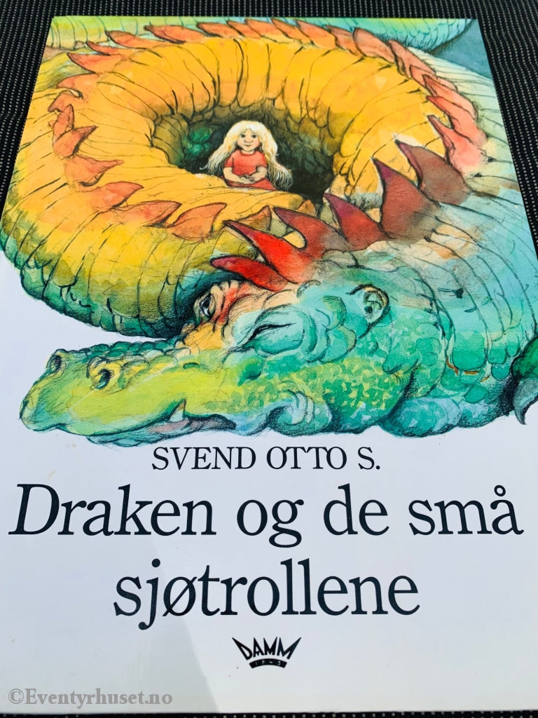Svend Otto S. 1990. Draken Og De Små Sjøtrollene. Fortelling