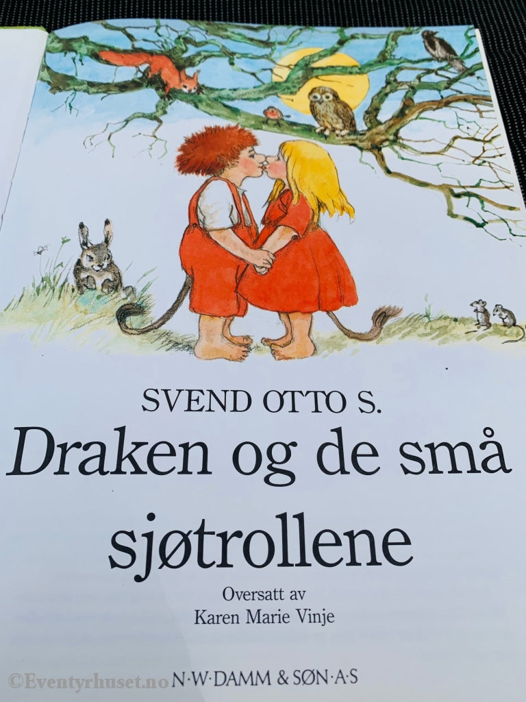 Svend Otto S. 1990. Draken Og De Små Sjøtrollene. Fortelling