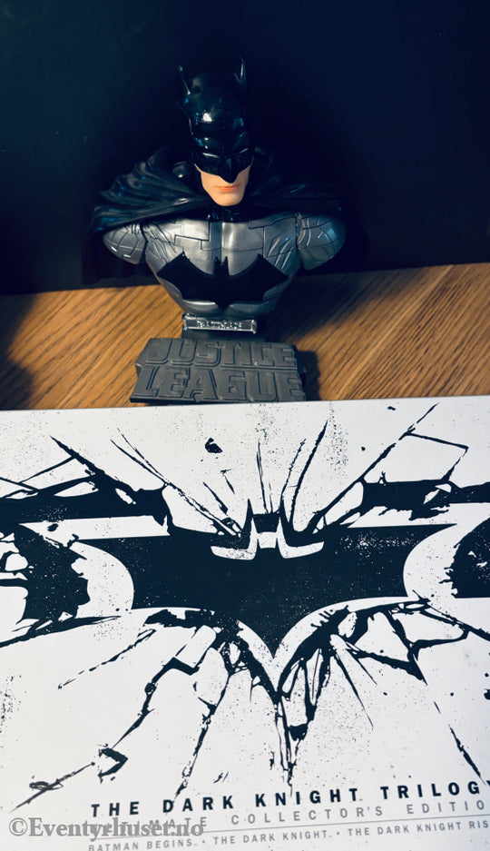 The Dark Knight Triology. DVD samleboks med figur.