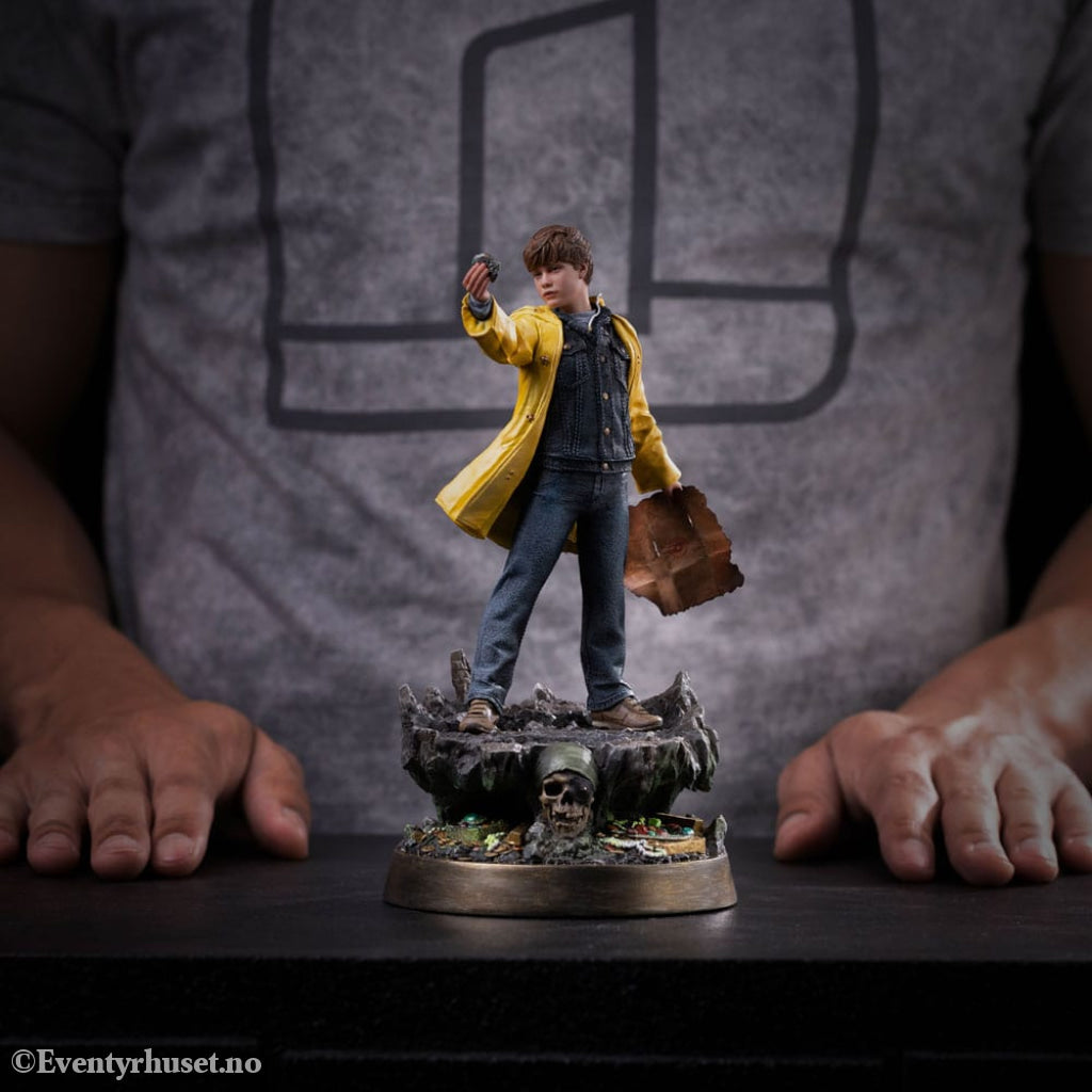 The Goonies Art Scale Statue 1/10 Mikey Walsh (40th anniversary) 21 cm Collectibles