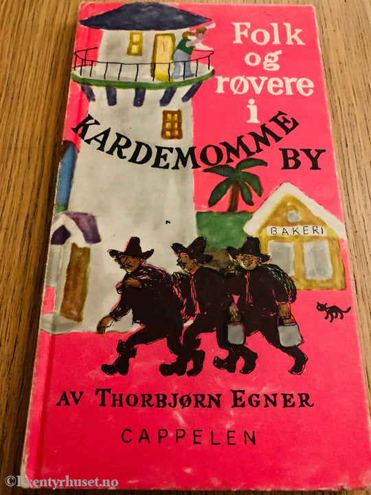 Thorbjørn Egner. 1955. Folk og røvere i Kardemomme by. Bok.