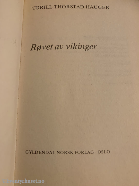 Torill Thorstad Hauger. 1978/88. Røvet Av Vikinger. Fortelling