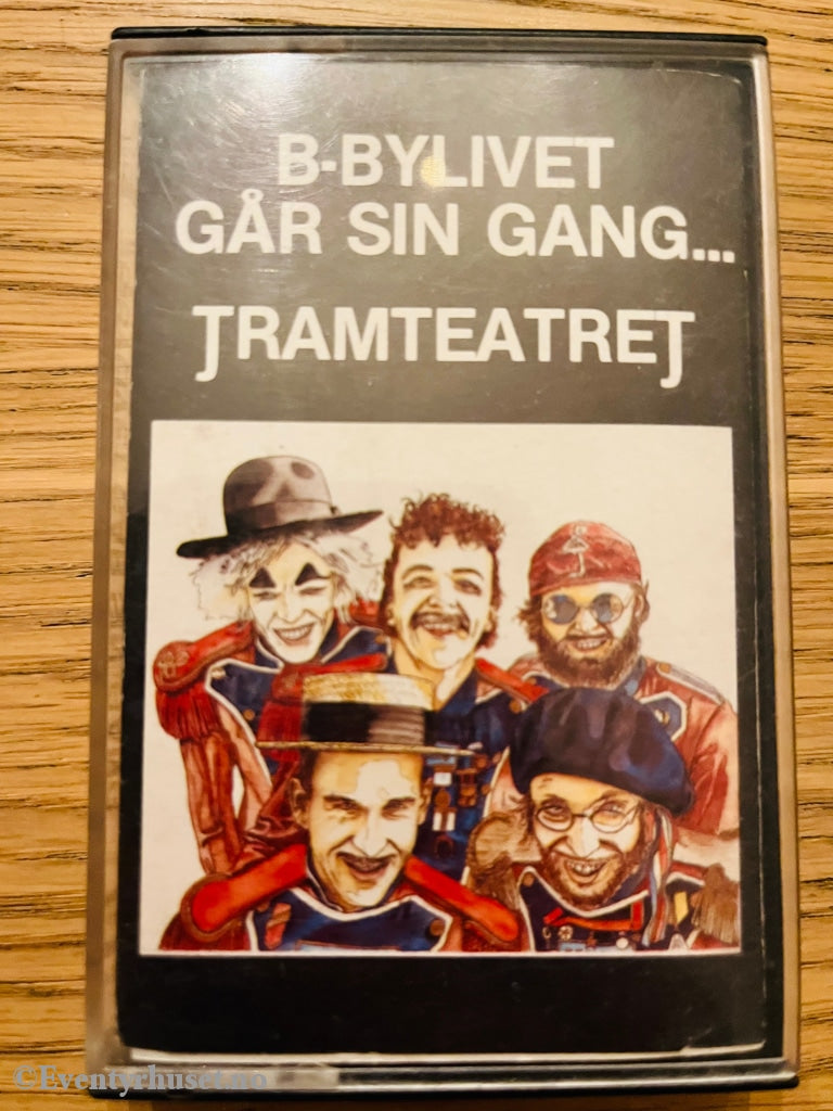 Tramteatret - B-Bylivet Går Sin Gang. Kassett. Kassett (Mc)