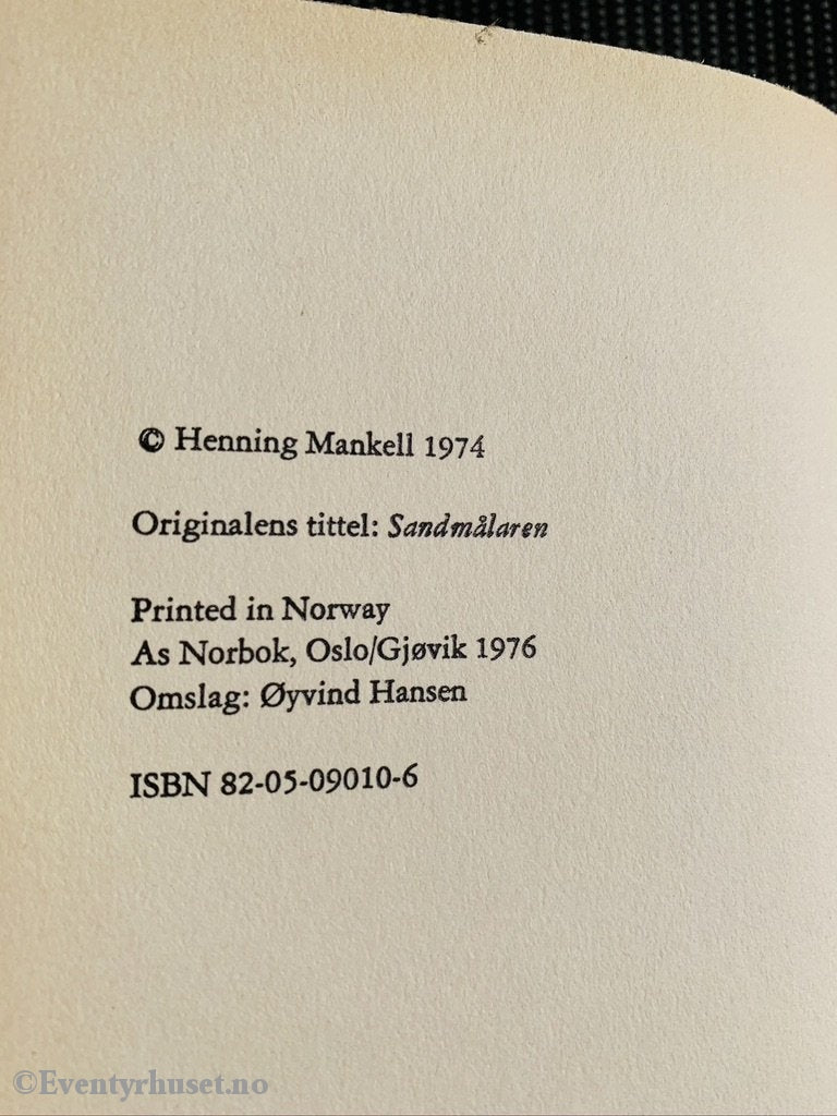 Treff Bøkene: Henning Mankell. 1974/76. Tegning I Sanden. Fortelling