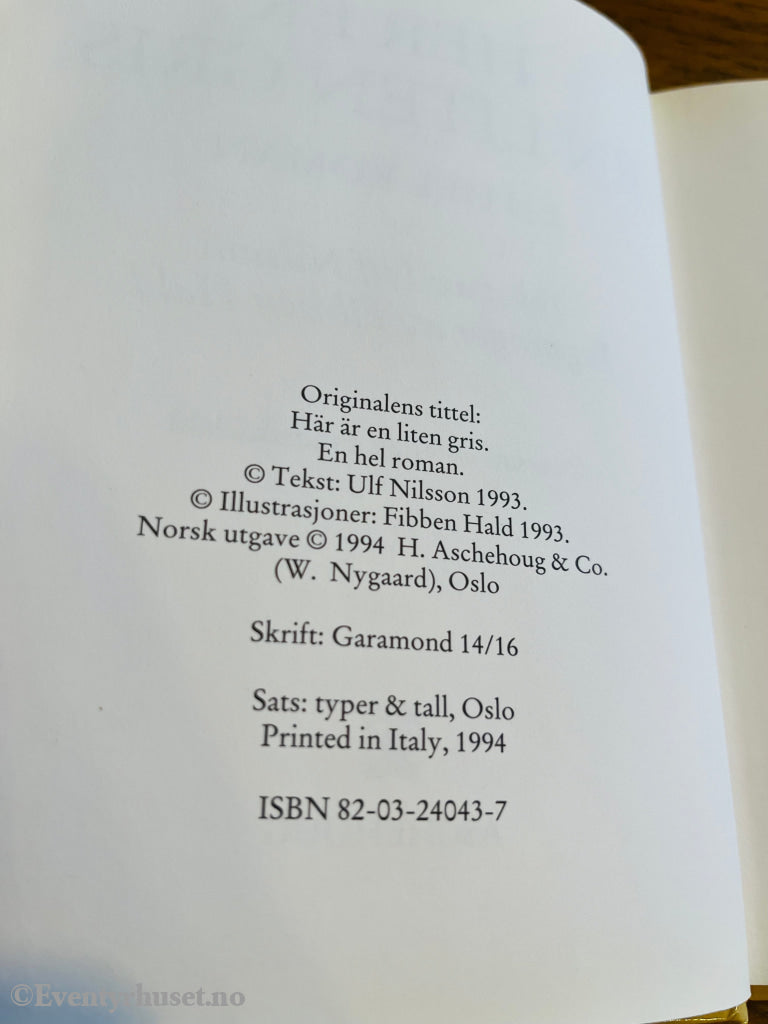 Ulf Nilsson & Fibben Hald. 1993/94. Her Er En Liten Gris. Fortelling