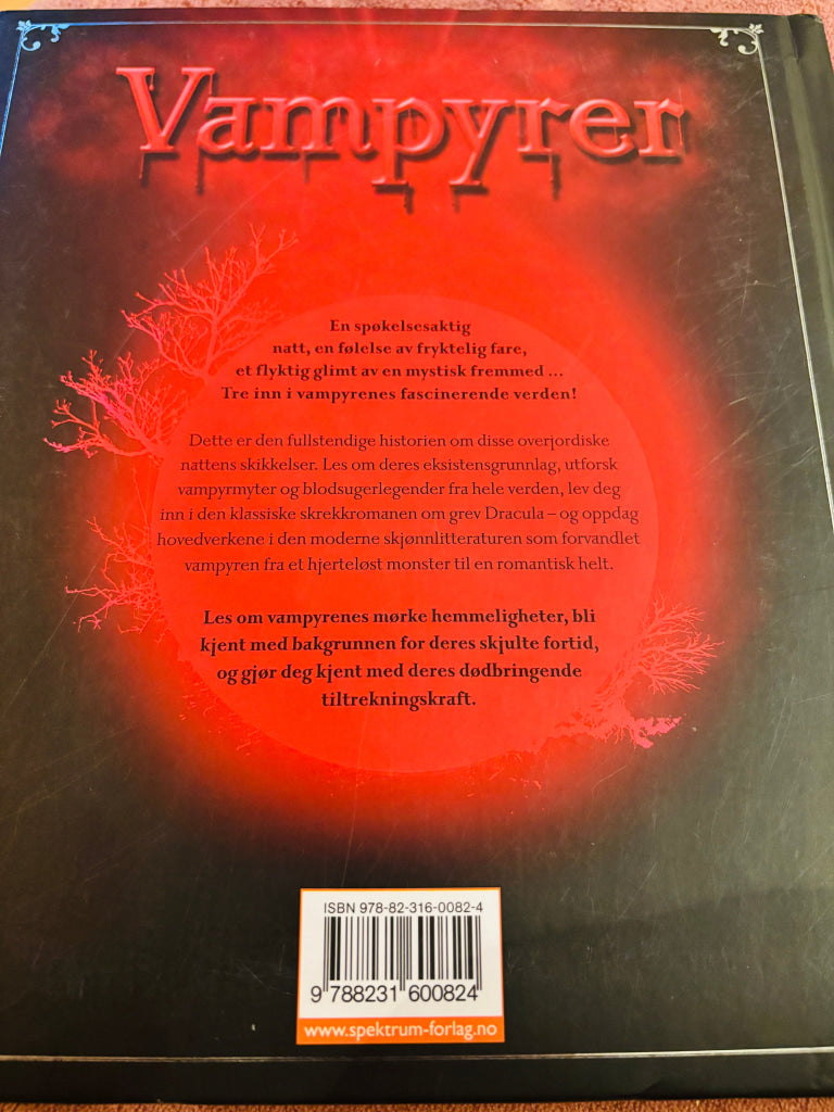 Vampyrer – Fortellingene, folketroen og fascinasjonen. Bok.