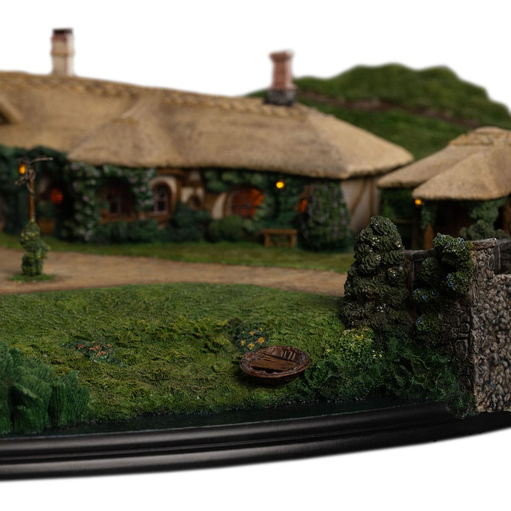 Lord of the Rings Statue The Green Dragon Inn