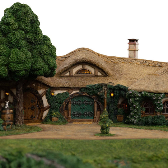 Lord of the Rings Statue The Green Dragon Inn