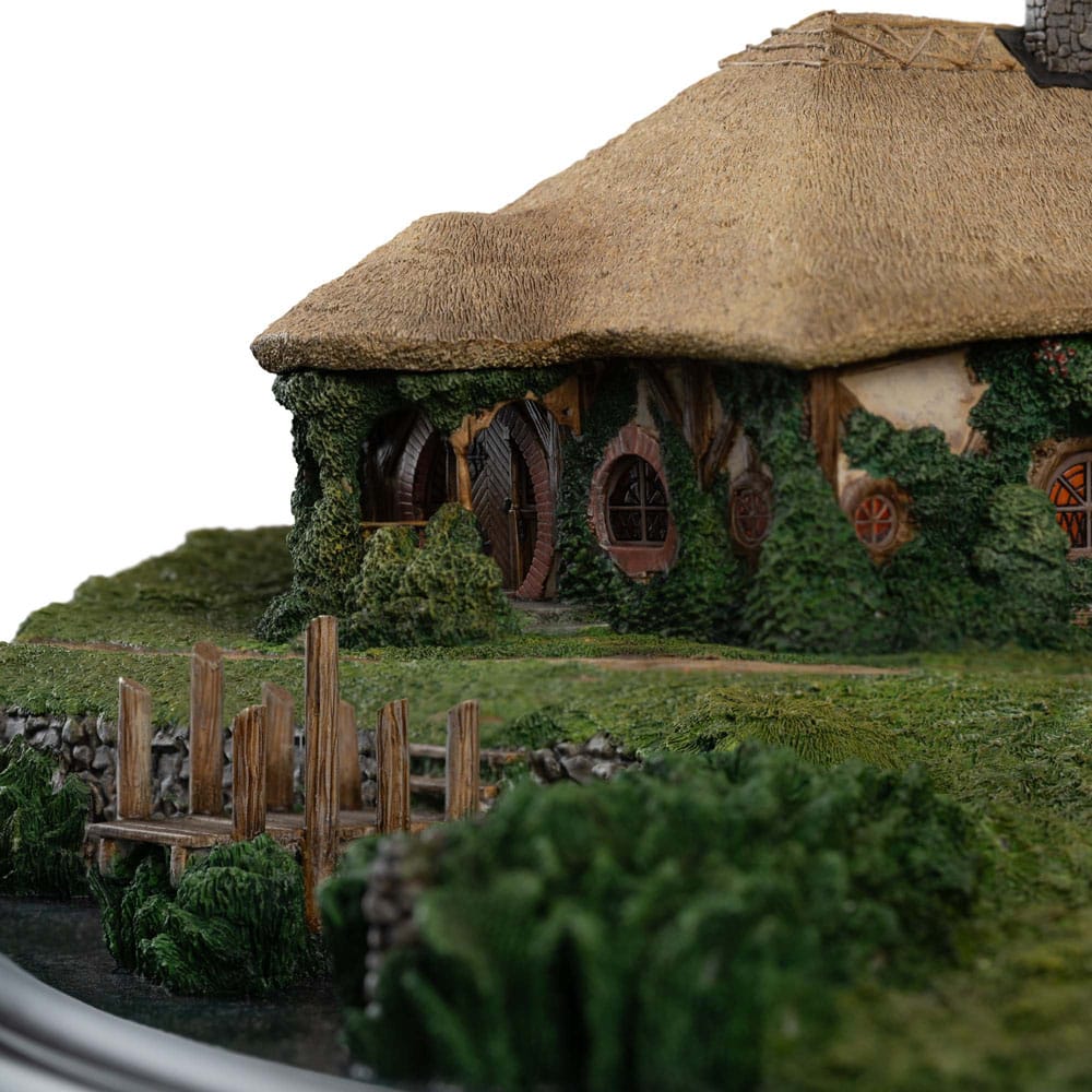 Lord of the Rings Statue The Green Dragon Inn